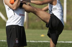 Ronaldo e Dentinho durante o treino de hoje pela manh no CT Joaquim Grava, no Parque Ecolgico do Tiete. Este time que treinou hoje, e o time titular que se prepara para o jogo de volta pela Pr Libertadores 2011 contra o Tolima, da Colmbia, dia 02/02, na cidade de Ibague