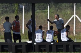 Tite fala com os jogadores durante o treino de hoje pela manh no CT Joaquim Grava, no Parque Ecolgico do Tiete. Este time que treinou hoje, e o time titular que se prepara para o jogo de volta pela Pr Libertadores 2011 contra o Tolima, da Colmbia, dia 02/02, na cidade de Ibague