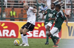 Alessandro chuta e faz o gol do Corinthians durante a partida entre Palmeiras x Corinthians, vlida pela 7 rodada do Campeonato Paulista de 2011, realizada esta tarde no estdio do Pacaembu
