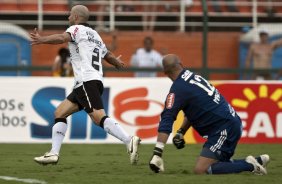 Alessandro comemora seu gol com Marcos caido durante a partida entre Palmeiras x Corinthians, vlida pela 7 rodada do Campeonato Paulista de 2011, realizada esta tarde no estdio do Pacaembu