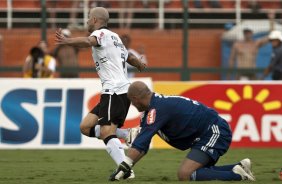 Alessandro corre para comemorar seu gol com Marcos caido durante a partida entre Palmeiras x Corinthians, vlida pela 7 rodada do Campeonato Paulista de 2011, realizada esta tarde no estdio do Pacaembu