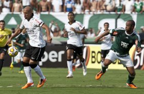 Edno e Thiago Heleno durante a partida entre Palmeiras x Corinthians, vlida pela 7 rodada do Campeonato Paulista de 2011, realizada esta tarde no estdio do Pacaembu