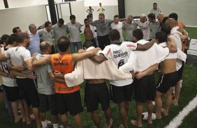 Jogadores reunidos rezando aps a partida entre Palmeiras x Corinthians, vlida pela 7 rodada do Campeonato Paulista de 2011, realizada esta tarde no estdio do Pacaembu