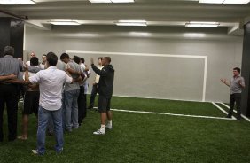 Jogadores rezando nos vestirios aps a partida entre Palmeiras x Corinthians, vlida pela 7 rodada do Campeonato Paulista de 2011, realizada esta tarde no estdio do Pacaembu