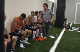 O presidente Andres Sanchez cumprimeta os jogadores aps a partida entre Palmeiras x Corinthians, vlida pela 7 rodada do Campeonato Paulista de 2011, realizada esta tarde no estdio do Pacaembu