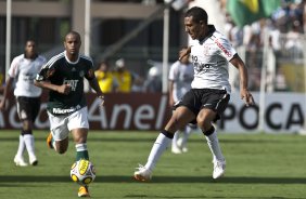Thiago Heleno e Luis 'Cachito'Ramirez durante a partida entre Palmeiras x Corinthians, vlida pela 7 rodada do Campeonato Paulista de 2011, realizada esta tarde no estdio do Pacaembu