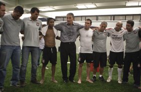 Tite e os jogadores rezando aps a partida entre Palmeiras x Corinthians, vlida pela 7 rodada do Campeonato Paulista de 2011, realizada esta tarde no estdio do Pacaembu