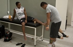 Jorge Henrique e o massagista Cleber Costa nos vestirios antes da partida entre Corinthians x Ituano/Itu, como complemento da 6 rodada do Campeonato Paulista de 2011, realizada esta noite no estdio do Pacaembu