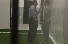 Reflexo no vidro do tcnico Tite conversando com o gerente de futebol William Machado nos vestirios antes da partida entre Corinthians x Ituano/Itu, como complemento da 6 rodada do Campeonato Paulista de 2011, realizada esta noite no estdio do Pacaembu