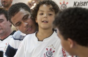 O atacante Ronaldo, ao lado do filho Alex, concede entrevista coletiva anunciando sua aposentadoria, aps o treino desta manh no CT Joaquim Grava, no Parque Ecolgico do Tiete. O time se prepara para o jogo contra o Mogi Mirim, quinta-feira, dia 17/02, complementando a 4 rodada do Campeonato Paulista 2011