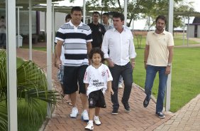 O atacante Ronaldo, ao lado do filho Alex e do presidente Andres Sanchez antes de conceder entrevista coletiva anunciando sua aposentadoria, aps o treino desta manh no CT Joaquim Grava, no Parque Ecolgico do Tiete. O time se prepara para o jogo contra o Mogi Mirim, quinta-feira, dia 17/02, complementando a 4 rodada do Campeonato Paulista 2011