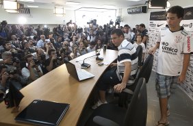 O atacante Ronaldo, ao lado do filho Ronald, concede entrevista coletiva anunciando sua aposentadoria, aps o treino desta manh no CT Joaquim Grava, no Parque Ecolgico do Tiete. O time se prepara para o jogo contra o Mogi Mirim, quinta-feira, dia 17/02, complementando a 4 rodada do Campeonato Paulista 2011