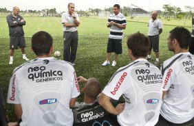 O atacante Ronaldo, ao lado do tcnico Tite antes de conceder entrevista coletiva anunciando sua aposentadoria, aps o treino desta manh no CT Joaquim Grava, no Parque Ecolgico do Tiete. O time se prepara para o jogo contra o Mogi Mirim, quinta-feira, dia 17/02, complementando a 4 rodada do Campeonato Paulista 2011