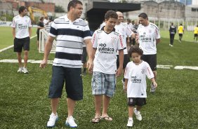 O atacante Ronaldo, ao lado dos filhos Alex e Ronald antes de conceder entrevista coletiva anunciando sua aposentadoria, aps o treino desta manh no CT Joaquim Grava, no Parque Ecolgico do Tiete. O time se prepara para o jogo contra o Mogi Mirim, quinta-feira, dia 17/02, complementando a 4 rodada do Campeonato Paulista 2011