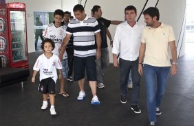 O atacante Ronaldo, ao lado dos filhos Alex e Ronaldo, o presidente Andres Sanchez, antes de conceder entrevista coletiva anunciando sua aposentadoria, aps o treino desta manh no CT Joaquim Grava, no Parque Ecolgico do Tiete. O time se prepara para o jogo contra o Mogi Mirim, quinta-feira, dia 17/02, complementando a 4 rodada do Campeonato Paulista 2011