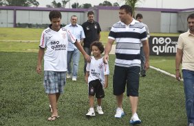 O atacante Ronaldo, ao lado dos filhos Ronaldo e Alex antes de conceder entrevista coletiva anunciando sua aposentadoria, aps o treino desta manh no CT Joaquim Grava, no Parque Ecolgico do Tiete. O time se prepara para o jogo contra o Mogi Mirim, quinta-feira, dia 17/02, complementando a 4 rodada do Campeonato Paulista 2011