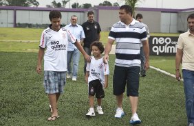 O atacante Ronaldo, ao lado dos filhos Ronaldo e Alex antes de conceder entrevista coletiva anunciando sua aposentadoria, aps o treino desta manh no CT Joaquim Grava, no Parque Ecolgico do Tiete. O time se prepara para o jogo contra o Mogi Mirim, quinta-feira, dia 17/02, complementando a 4 rodada do Campeonato Paulista 2011