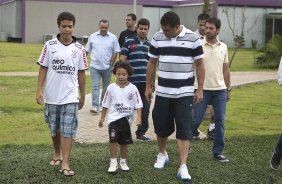 O atacante Ronaldo, ao lados dos filhos Ronald e Alex antes de conceder entrevista coletiva anunciando sua aposentadoria, aps o treino desta manh no CT Joaquim Grava, no Parque Ecolgico do Tiete. O time se prepara para o jogo contra o Mogi Mirim, quinta-feira, dia 17/02, complementando a 4 rodada do Campeonato Paulista 2011