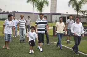 O atacante Ronaldo, ao lados dos filhos Ronald e Alex antes de conceder entrevista coletiva anunciando sua aposentadoria, aps o treino desta manh no CT Joaquim Grava, no Parque Ecolgico do Tiete. O time se prepara para o jogo contra o Mogi Mirim, quinta-feira, dia 17/02, complementando a 4 rodada do Campeonato Paulista 2011