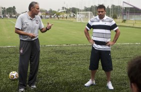 O atacante Ronaldo, com o tcnico Tite(e) antes de conceder entrevista coletiva anunciando sua aposentadoria, aps o treino desta manh no CT Joaquim Grava, no Parque Ecolgico do Tiete. O time se prepara para o jogo contra o Mogi Mirim, quinta-feira, dia 17/02, complementando a 4 rodada do Campeonato Paulista 2011