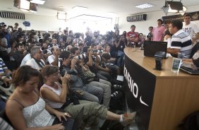 O atacante Ronaldo concede entrevista coletiva anunciando sua aposentadoria, aps o treino desta manh no CT Joaquim Grava, no Parque Ecolgico do Tiete. O time se prepara para o jogo contra o Mogi Mirim, quinta-feira, dia 17/02, complementando a 4 rodada do Campeonato Paulista 2011