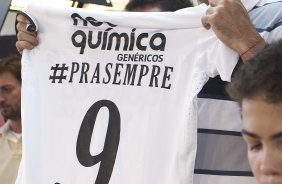 O atacante Ronaldo, quando recebia uma camisa comemorativa, concede entrevista coletiva anunciando sua aposentadoria, aps o treino desta manh no CT Joaquim Grava, no Parque Ecolgico do Tiete. O time se prepara para o jogo contra o Mogi Mirim, quinta-feira, dia 17/02, complementando a 4 rodada do Campeonato Paulista 2011