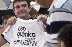 O atacante Ronaldo, quando recebia uma camisa comemorativa do presidente Andres Sanchez, concede entrevista coletiva anunciando sua aposentadoria, aps o treino desta manh no CT Joaquim Grava, no Parque Ecolgico do Tiete. O time se prepara para o jogo contra o Mogi Mirim, quinta-feira, dia 17/02, complementando a 4 rodada do Campeonato Paulista 2011