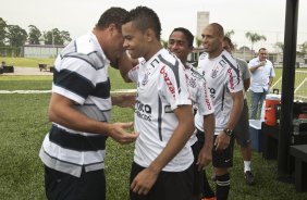 O atacante Ronaldo, se despede de Dentinho; Jorge Henrique e Edno antes de conceder entrevista coletiva anunciando sua aposentadoria, aps o treino desta manh no CT Joaquim Grava, no Parque Ecolgico do Tiete. O time se prepara para o jogo contra o Mogi Mirim, quinta-feira, dia 17/02, complementando a 4 rodada do Campeonato Paulista 2011