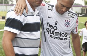 O atacante Ronaldo, se despede de Edno antes de conceder entrevista coletiva anunciando sua aposentadoria, aps o treino desta manh no CT Joaquim Grava, no Parque Ecolgico do Tiete. O time se prepara para o jogo contra o Mogi Mirim, quinta-feira, dia 17/02, complementando a 4 rodada do Campeonato Paulista 2011