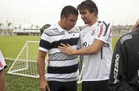 O atacante Ronaldo, se despede do amigo Paulo Andr antes de conceder entrevista coletiva anunciando sua aposentadoria, aps o treino desta manh no CT Joaquim Grava, no Parque Ecolgico do Tiete. O time se prepara para o jogo contra o Mogi Mirim, quinta-feira, dia 17/02, complementando a 4 rodada do Campeonato Paulista 2011