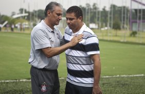 O atacante Ronaldo, se despede do tcnico Tite antes de conceder entrevista coletiva anunciando sua aposentadoria, aps o treino desta manh no CT Joaquim Grava, no Parque Ecolgico do Tiete. O time se prepara para o jogo contra o Mogi Mirim, quinta-feira, dia 17/02, complementando a 4 rodada do Campeonato Paulista 2011