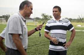 O atacante Ronaldo, se despede do tcnico Tite, antes de conceder entrevista coletiva anunciando sua aposentadoria, aps o treino desta manh no CT Joaquim Grava, no Parque Ecolgico do Tiete. O time se prepara para o jogo contra o Mogi Mirim, quinta-feira, dia 17/02, complementando a 4 rodada do Campeonato Paulista 2011