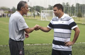 O atacante Ronaldo, se despede do tcnico Tite antes de conceder entrevista coletiva anunciando sua aposentadoria, aps o treino desta manh no CT Joaquim Grava, no Parque Ecolgico do Tiete. O time se prepara para o jogo contra o Mogi Mirim, quinta-feira, dia 17/02, complementando a 4 rodada do Campeonato Paulista 2011