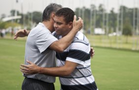 O atacante Ronaldo, se despede do tcnico Tite antes de conceder entrevista coletiva anunciando sua aposentadoria, aps o treino desta manh no CT Joaquim Grava, no Parque Ecolgico do Tiete. O time se prepara para o jogo contra o Mogi Mirim, quinta-feira, dia 17/02, complementando a 4 rodada do Campeonato Paulista 2011