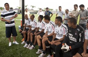 O atacante Ronaldo, se despede dos companheiros antes de conceder entrevista coletiva anunciando sua aposentadoria, aps o treino desta manh no CT Joaquim Grava, no Parque Ecolgico do Tiete. O time se prepara para o jogo contra o Mogi Mirim, quinta-feira, dia 17/02, complementando a 4 rodada do Campeonato Paulista 2011