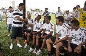 O atacante Ronaldo, se despede dos companheiros antes de conceder entrevista coletiva anunciando sua aposentadoria, aps o treino desta manh no CT Joaquim Grava, no Parque Ecolgico do Tiete. O time se prepara para o jogo contra o Mogi Mirim, quinta-feira, dia 17/02, complementando a 4 rodada do Campeonato Paulista 2011