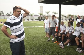 O atacante Ronaldo, se despede dos companheiros antes de conceder entrevista coletiva anunciando sua aposentadoria, aps o treino desta manh no CT Joaquim Grava, no Parque Ecolgico do Tiete. O time se prepara para o jogo contra o Mogi Mirim, quinta-feira, dia 17/02, complementando a 4 rodada do Campeonato Paulista 2011