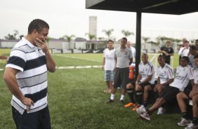 O atacante Ronaldo, se emociona ao se despedir dos companheiros, antes de conceder entrevista coletiva anunciando sua aposentadoria, aps o treino desta manh no CT Joaquim Grava, no Parque Ecolgico do Tiete. O time se prepara para o jogo contra o Mogi Mirim, quinta-feira, dia 17/02, complementando a 4 rodada do Campeonato Paulista 2011