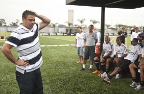 O atacante Ronaldo, se emociona ao se despedir dos companheiros, antes de conceder entrevista coletiva anunciando sua aposentadoria, aps o treino desta manh no CT Joaquim Grava, no Parque Ecolgico do Tiete. O time se prepara para o jogo contra o Mogi Mirim, quinta-feira, dia 17/02, complementando a 4 rodada do Campeonato Paulista 2011