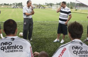 O atacante Ronaldo, se emocionado ao se despedir do tcnico Tite antes de conceder entrevista coletiva anunciando sua aposentadoria, aps o treino desta manh no CT Joaquim Grava, no Parque Ecolgico do Tiete. O time se prepara para o jogo contra o Mogi Mirim, quinta-feira, dia 17/02, complementando a 4 rodada do Campeonato Paulista 2011