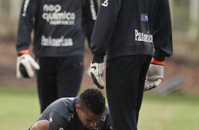 Dentinho amarra as chuteiras do goleiro Danilo Fernandes durante o treino desta tarde no CT Joaquim Grava, no Parque Ecolgico do Tiete. O time se prepara para o jogo contra o Mogi Mirim, quinta-feira, dia 17/02, complementando a 4 rodada do Campeonato Paulista 2011