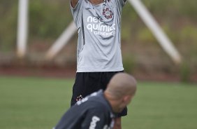 Julio Cesar e Dentinho durante o treino desta tarde no CT Joaquim Grava, no Parque Ecolgico do Tiete. O time se prepara para o jogo contra o Mogi Mirim, quinta-feira, dia 17/02, complementando a 4 rodada do Campeonato Paulista 2011