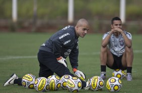 Julio Cesar e Dentinho durante o treino desta tarde no CT Joaquim Grava, no Parque Ecolgico do Tiete. O time se prepara para o jogo contra o Mogi Mirim, quinta-feira, dia 17/02, complementando a 4 rodada do Campeonato Paulista 2011