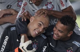 Paulinho brinca com Julio Cesar e Dentinho durante o treino desta tarde no CT Joaquim Grava, no Parque Ecolgico do Tiete. O time se prepara para o jogo contra o Mogi Mirim, quinta-feira, dia 17/02, complementando a 4 rodada do Campeonato Paulista 2011