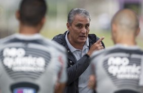 Tite durante o treino desta tarde no CT Joaquim Grava, no Parque Ecolgico do Tiete. O time se prepara para o jogo contra o Mogi Mirim, quinta-feira, dia 17/02, complementando a 4 rodada do Campeonato Paulista 2011