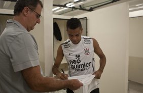 Dentinho autografa uma camisa para o mdico Dr. Julio Stancatti nos vestirios antes da partida entre Corinthians x Mogi Mirim, complementando a 4 rodada do Campeonato Paulista de 2011, realizada esta noite no estdio do Pacaembu