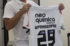Alessandro com a camisa comemorativa que o time vai usar hoje em homenagem a Ronaldo nos vestirios antes da partida entre Corinthians x Santos, vlida pela 9 rodada do Campeonato Paulista de 2011, realizada esta tarde no estdio do Pacaembu