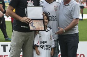 Ao lado dos filhos Ronald e Alex e de Andres Sanchez, Ronaldo recebe homenagem do Corinthians durante a partida entre Corinthians x Santos, vlida pela 9 rodada do Campeonato Paulista de 2011, realizada esta tarde no estdio do Pacaembu