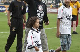Ao lados dos filhos Alex e Ronald, Ronaldo recebe homenagem do Corinthians durante a partida entre Corinthians x Santos, vlida pela 9 rodada do Campeonato Paulista de 2011, realizada esta tarde no estdio do Pacaembu