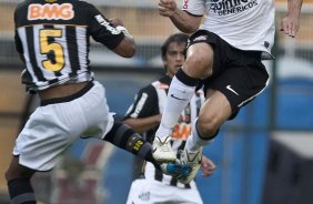 Arouca e Alessandro durante a partida entre Corinthians x Santos, vlida pela 9 rodada do Campeonato Paulista de 2011, realizada esta tarde no estdio do Pacaembu